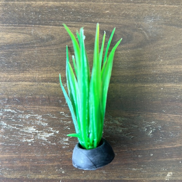 Fish aquarium plastic plants faux grass for hiding and decor set/8 plants tank - Picture 6 of 7